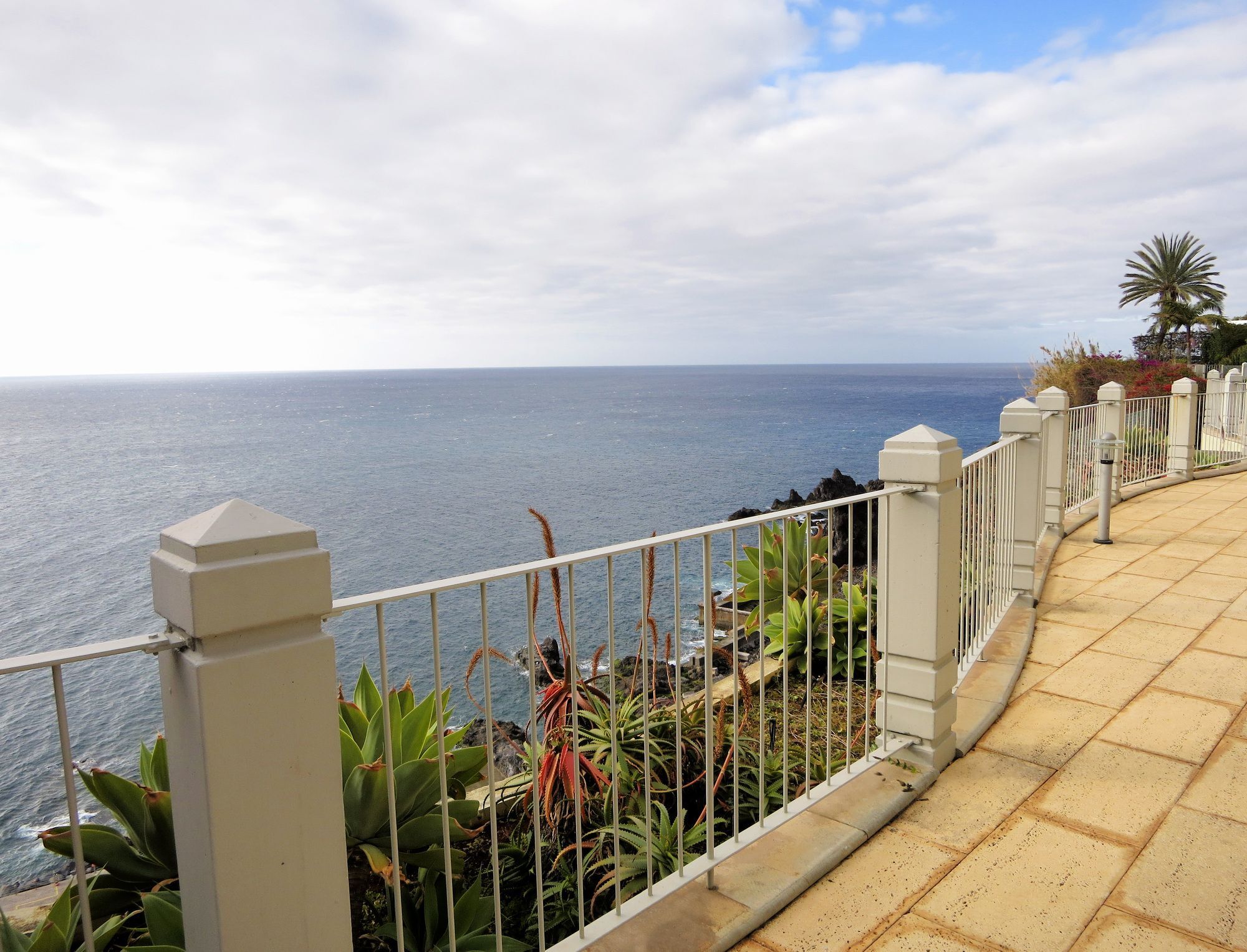Finest Rentals - Beachfront Penthouse Apartment Funchal (Madeira)