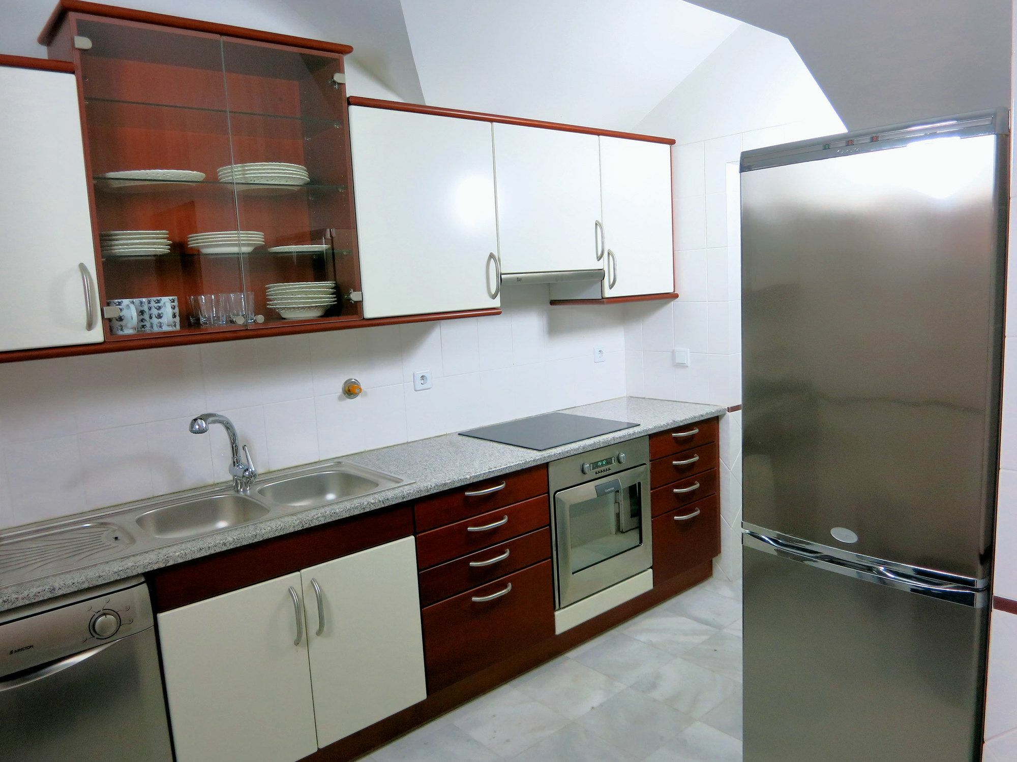 Finest Rentals - Beachfront Penthouse Apartment *