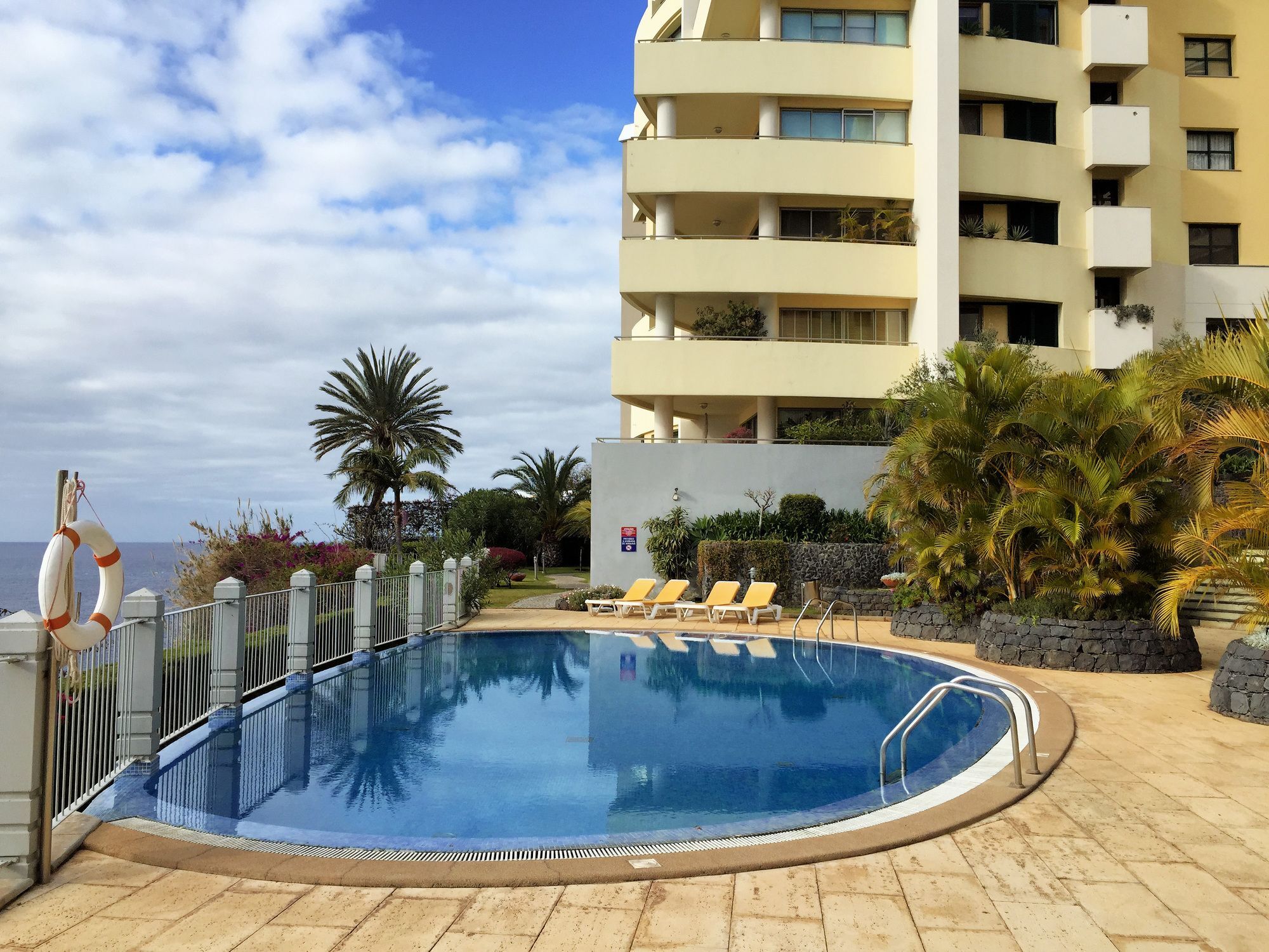Finest Rentals - Beachfront Penthouse Funchal (Madeira)